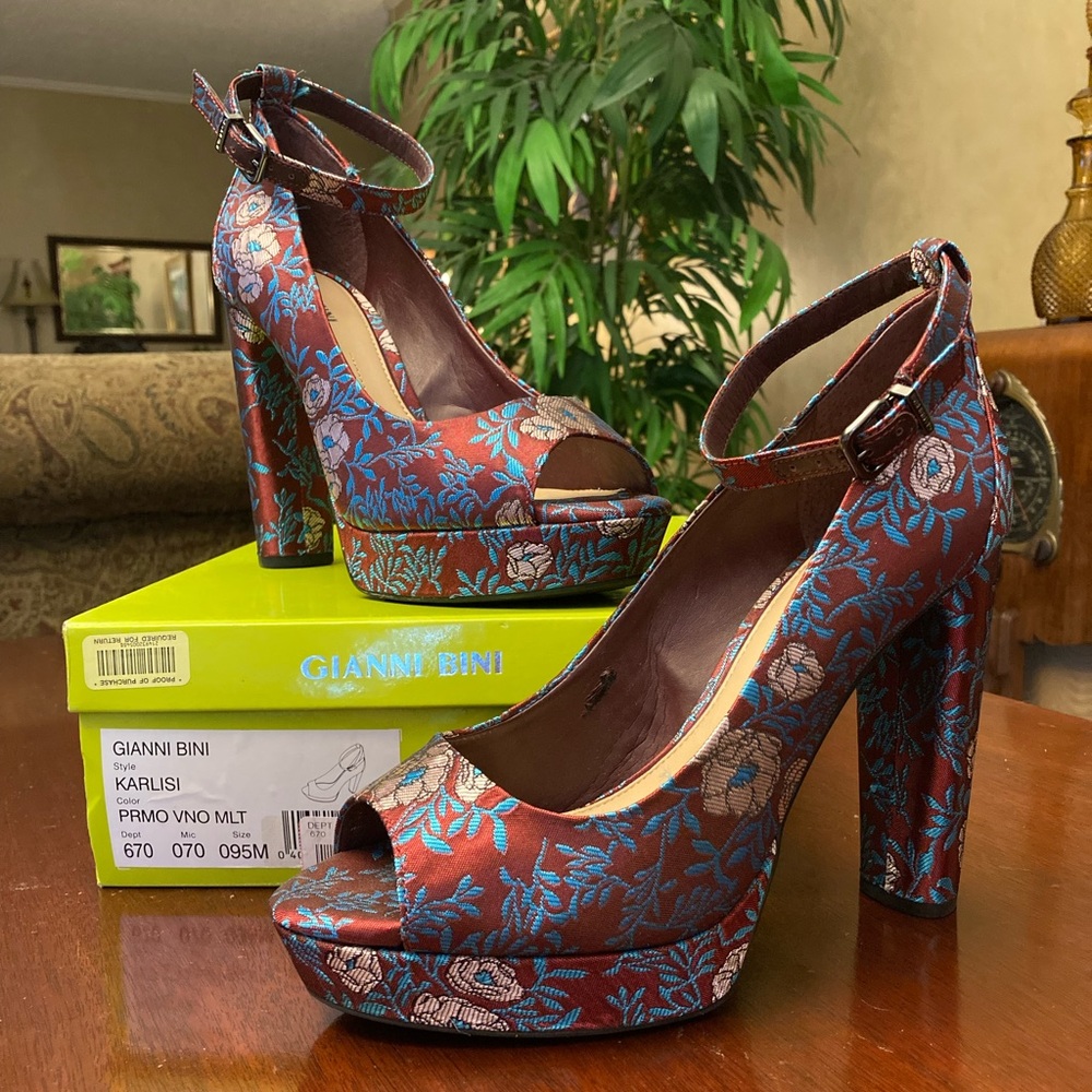 Gianni Bini Karlisi platform sandal with ankle strap.   size 9.5M new in box